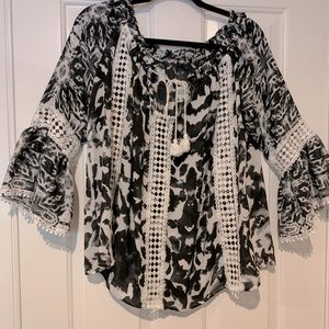 2/$15 Black and white large bell sleeve blouse